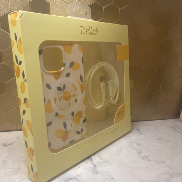 iPhone 15 slim case with charging cord - Picture 3 of 4